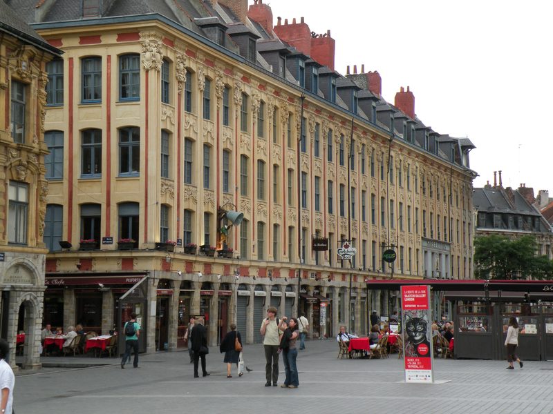  bel alignement de façades, rue du théâtre